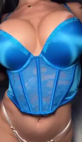 Musa fitness com 2 milhões de seguidores no Insta se divertindo com um consolo que entra com tudo no seu fundinho