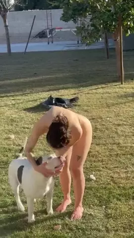 Mulher que produz conteúdo no TikTok se exibindo e se divertindo muito na cama