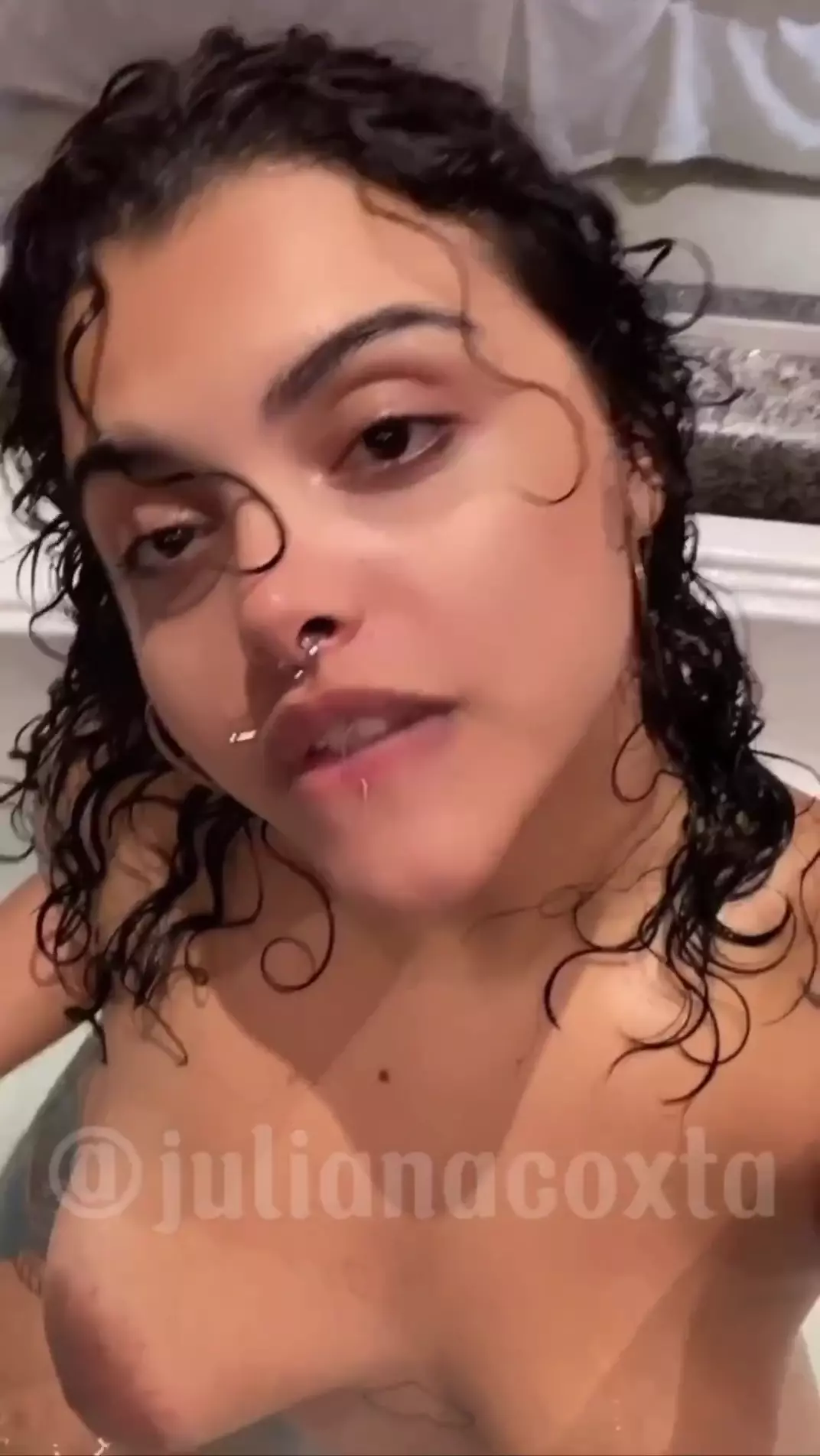 Juliana Coxta do Camera Prive exibindo seu corpão na banheira, sensual e atraente