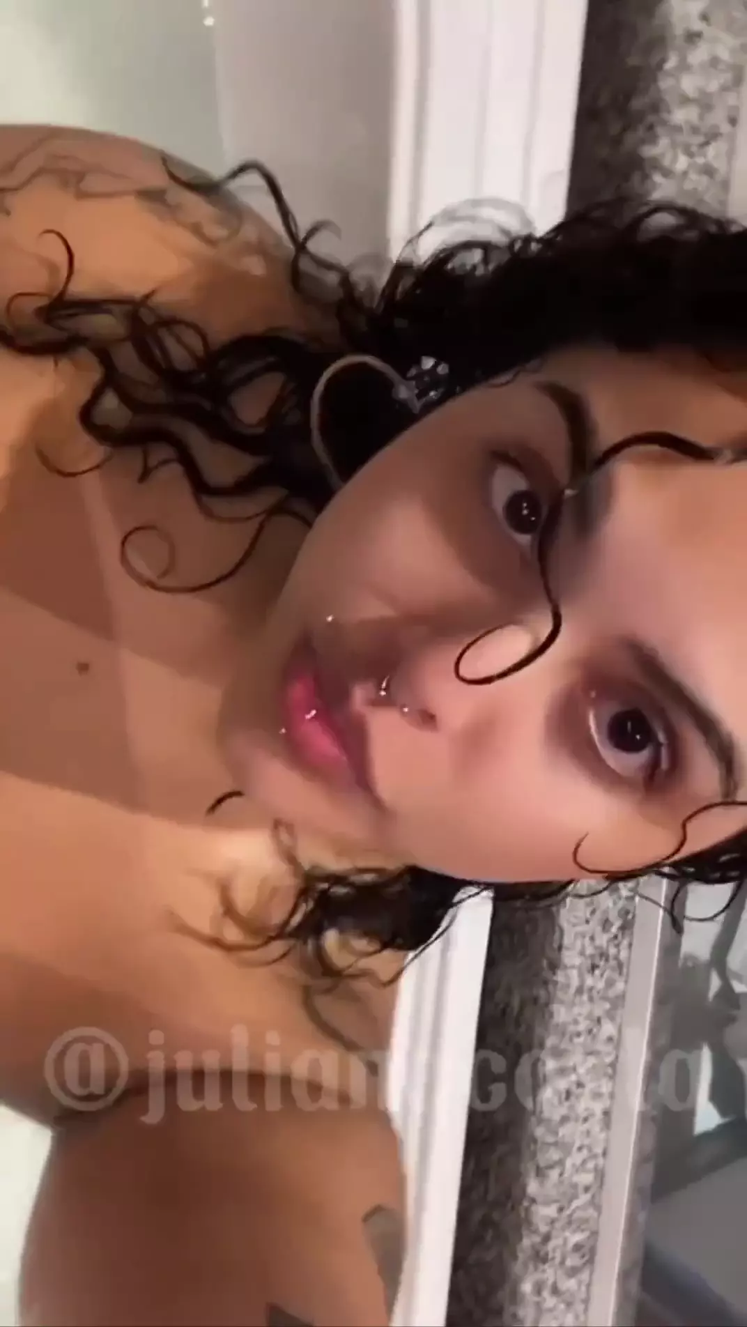 Juliana Coxta, do câmera prive, exibindo seu corpo nu e sensual na banheira