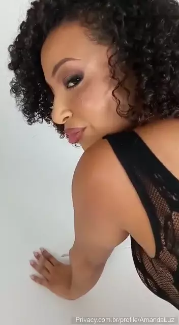 A bela Amanda Luz chamando atenção com sua pose de quatro e bundão empinado