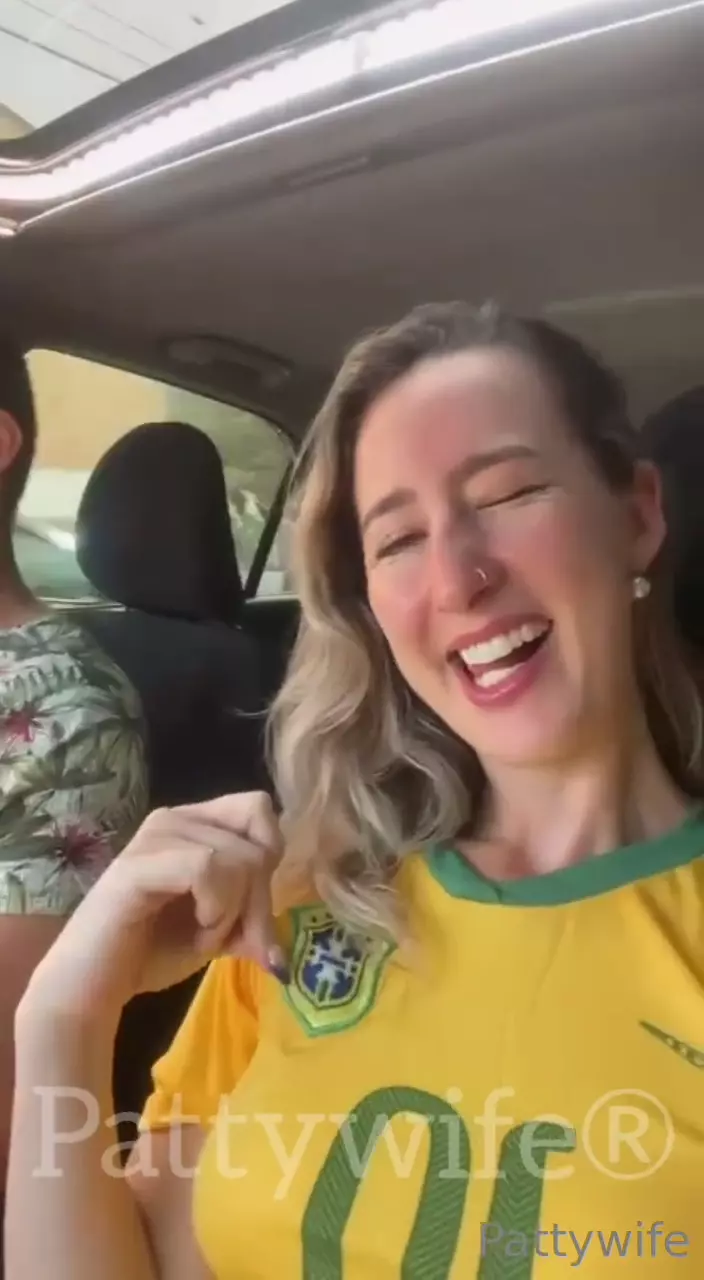 Patty, uma esposa brasileira, mostrando seus peitão naturais dentro do carro