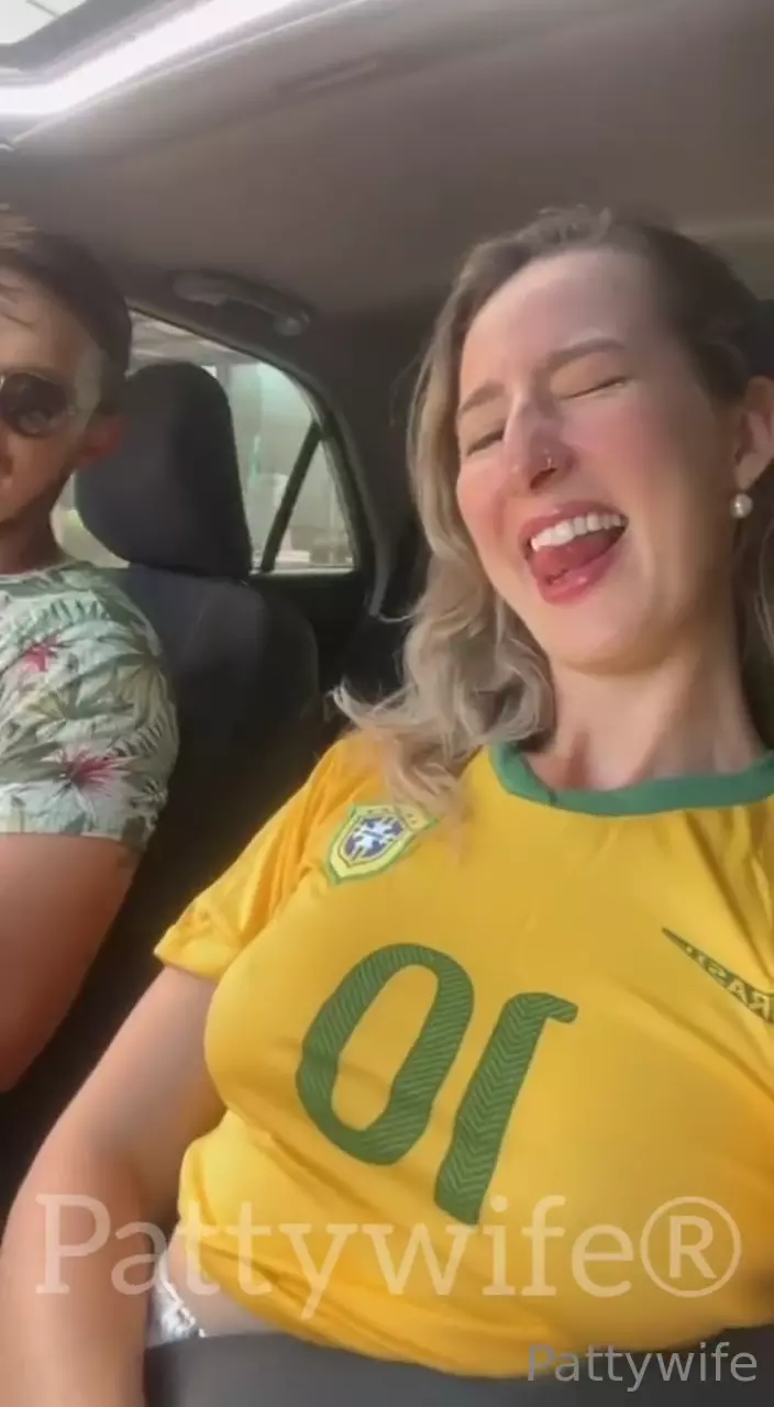 Patty, uma esposa brasileira, mostrando seus peitão naturais dentro do carro