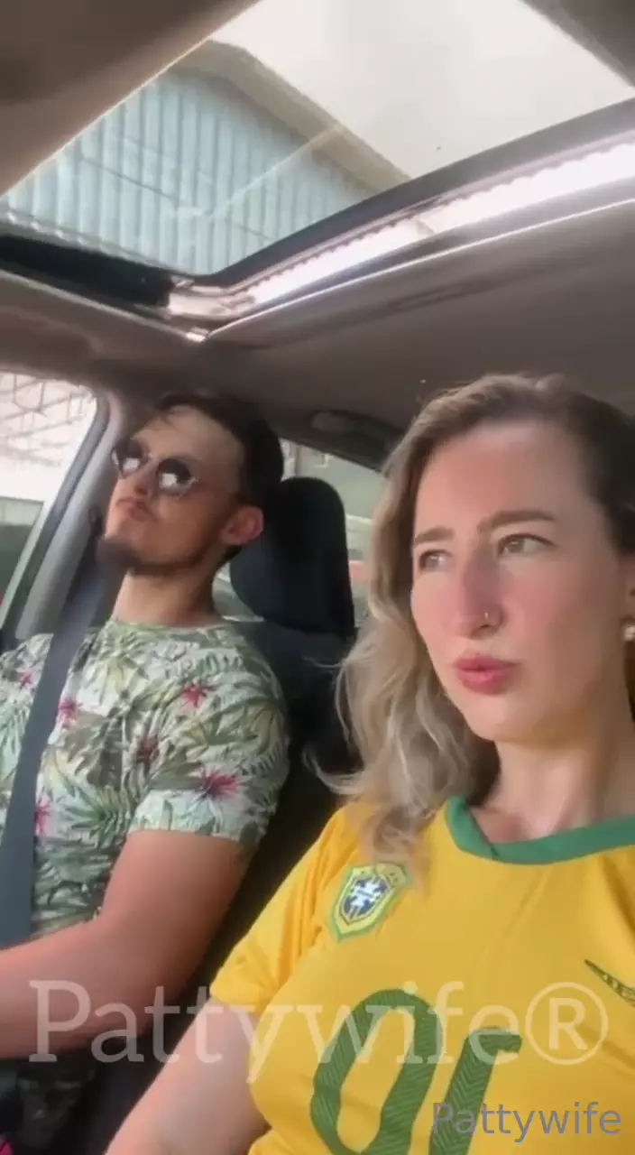 Patty, uma esposa brasileira, mostrando seus peitão naturais dentro do carro