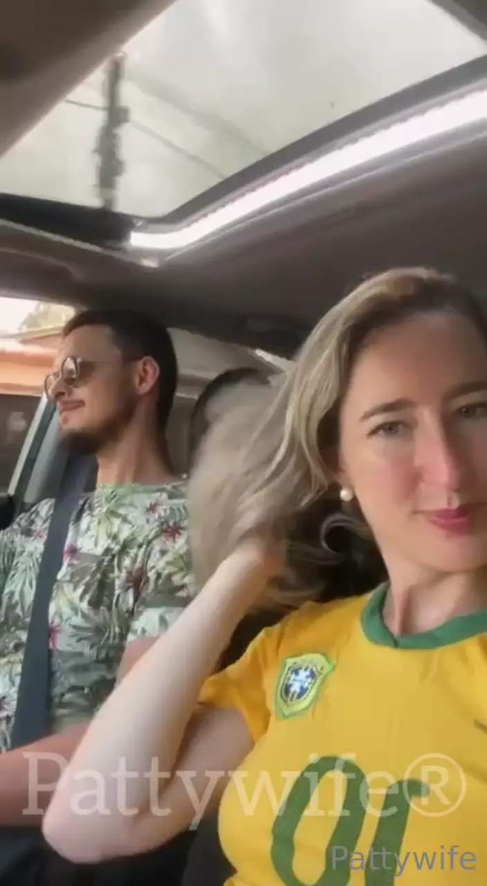 Patty, uma esposa brasileira, mostrando seus peitão naturais dentro do carro