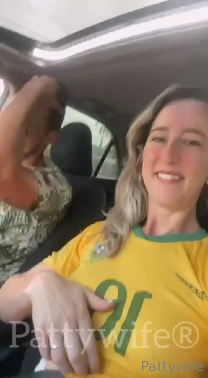 Patty, uma esposa brasileira, mostrando seus peitão naturais dentro do carro