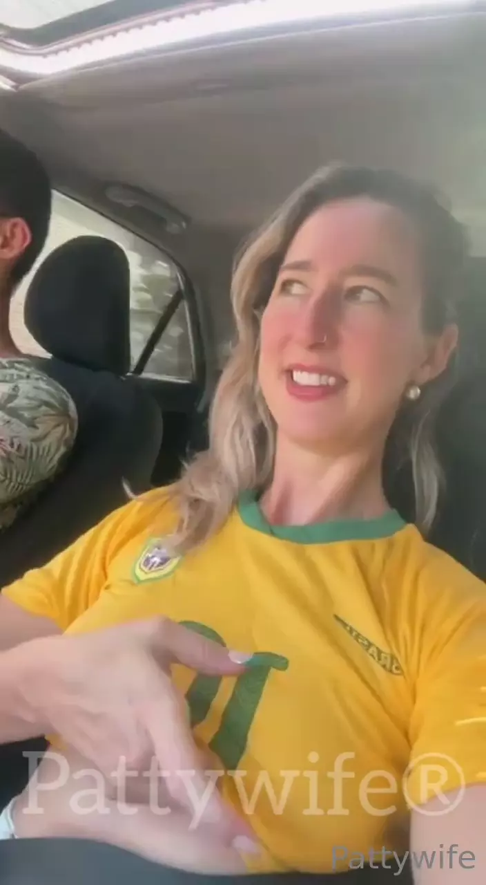 Patty, uma esposa brasileira, mostrando seus peitão naturais dentro do carro