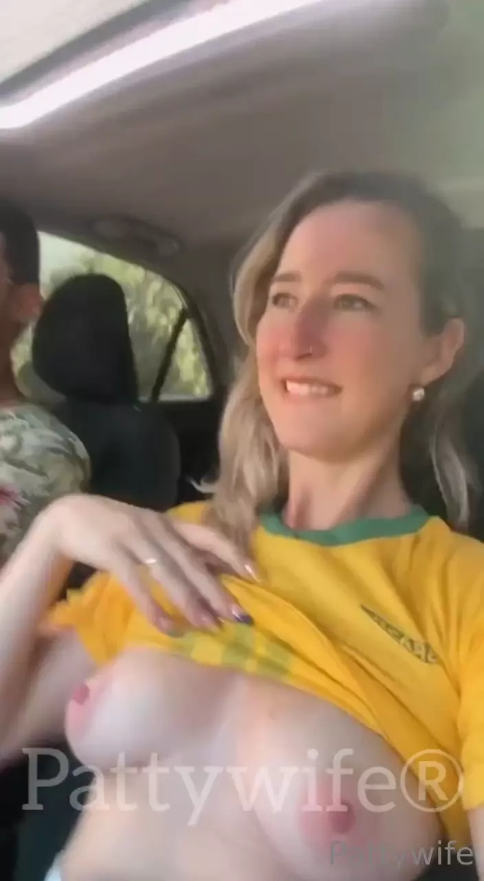 Patty, uma esposa brasileira, mostrando seus peitão naturais dentro do carro