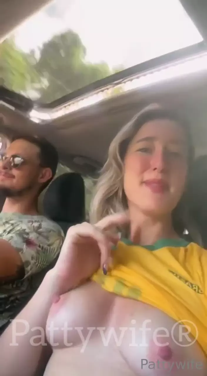 Patty, uma esposa brasileira, mostrando seus peitão naturais dentro do carro