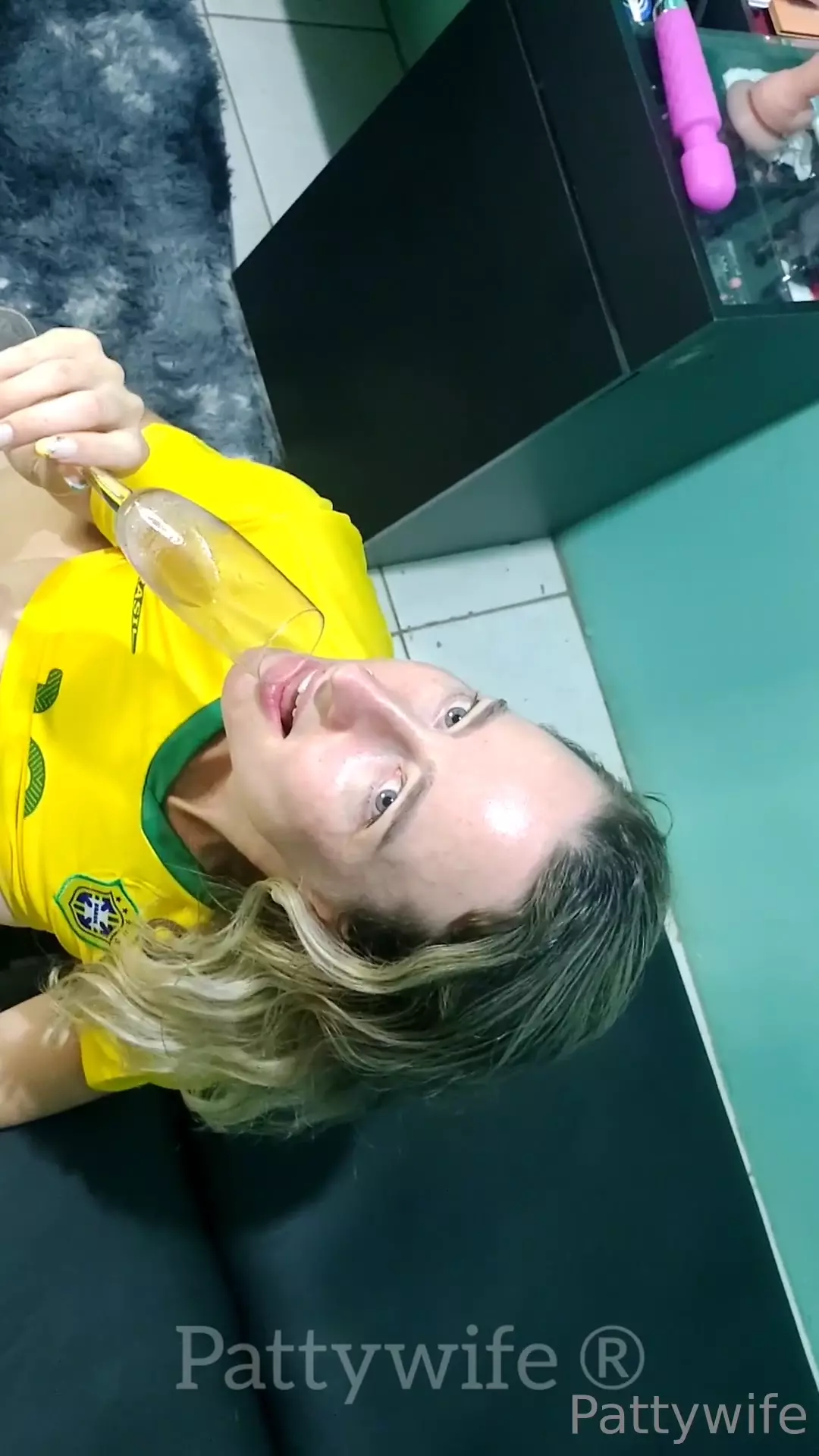 Patty, a esposa, fudendo gostoso oral e bebendo vinho, bem safada!