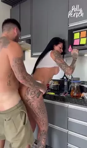 Polly Persch fudendo gostoso em pé na cozinha