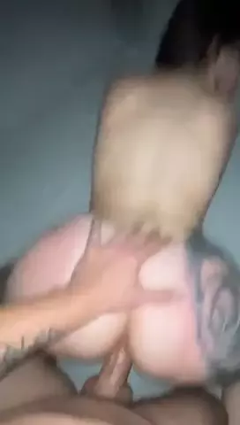 Moça branquinha com um bundão avantajado dando aquela reboladinha