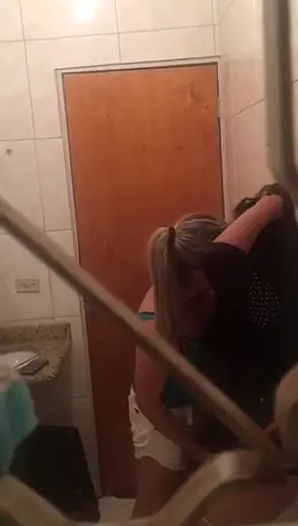 Flagra de gatas novinhas se pegando delícia no banheiro