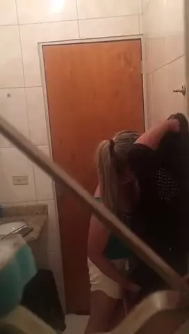 Flagra de gatas novinhas se pegando delícia no banheiro