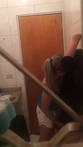 Flagra de gatas novinhas se pegando delícia no banheiro