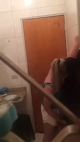 Flagra de gatas novinhas se pegando delícia no banheiro