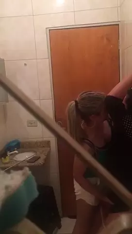 Flagra de gatas novinhas se pegando delícia no banheiro