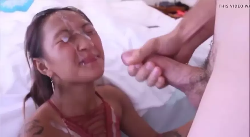 Tailandesa safada tomando um jato na cara depois de um beiju incrível