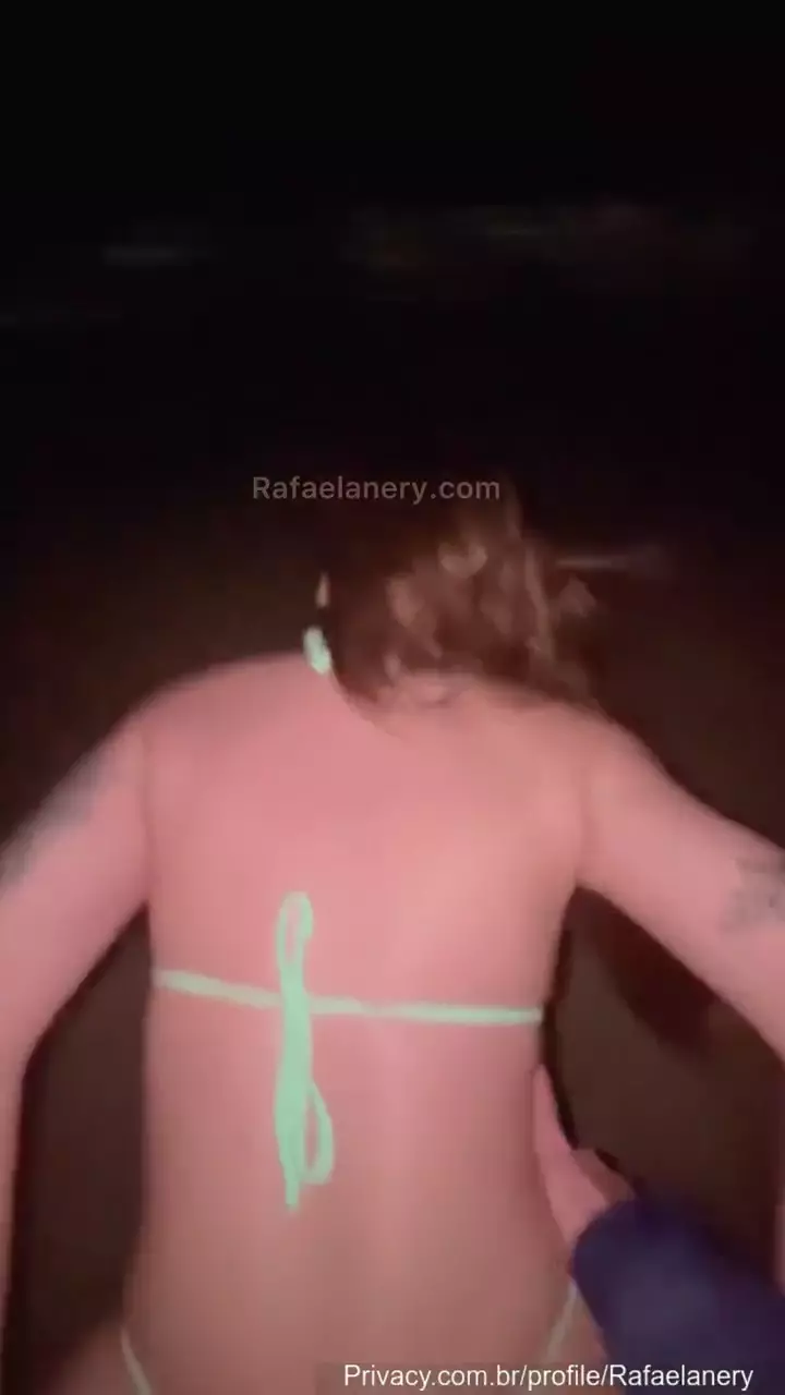 Rafaela Nery sendo íntima com bem-dotado em local público