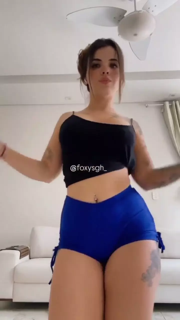 Novinha Linda Ray Lacerda dançando de forma sensual com um shorts justo destacando sua beleza natural