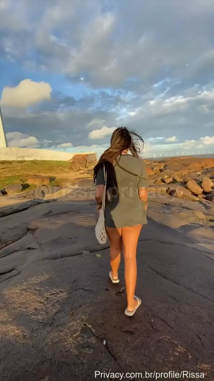 Rissa agradando o namorado bem-dotado na praia