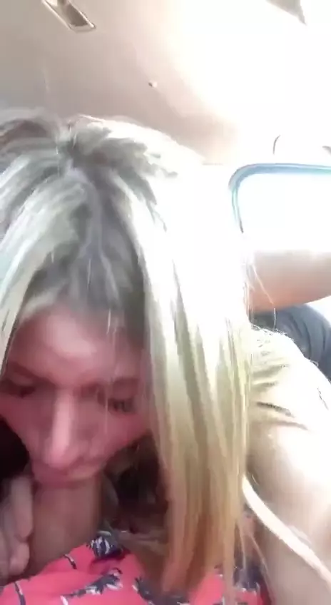 Nicki Mori fudendo gostoso oral no namorado dentro do carro