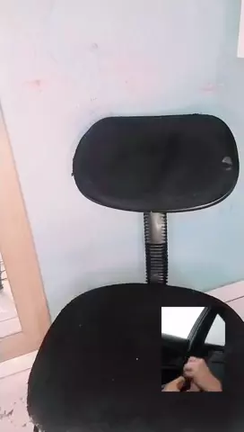 Linda fazendo uma live sem roupa, se agradando enquanto um homem casado assiste