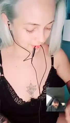Linda fazendo uma live sem roupa, se agradando enquanto um homem casado assiste