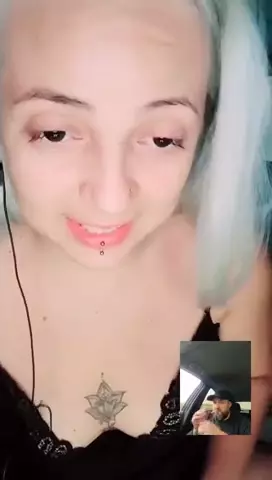Linda fazendo uma live sem roupa, se agradando enquanto um homem casado assiste