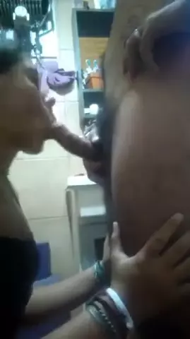 Cuzinha mandando um boquete delícia e recebendo a explosão!