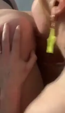 Amiga se deliciando com o bundão rosa da outra