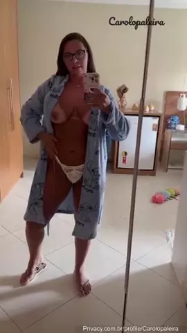 Carol Opaleira em um vídeo de samba muito sensual exibindo sua pele dourada e seu belo busto