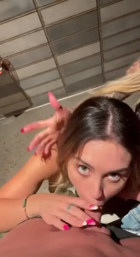 Amigas mandando ver num boquete duplo delicioso, duas gatas piradas na balada!