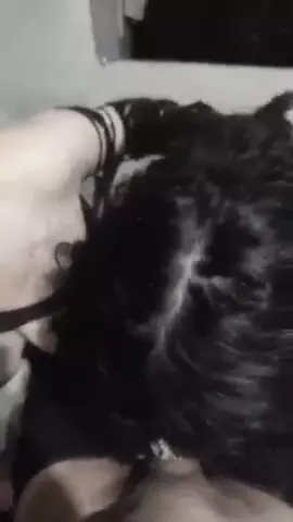 Gatas góticas sem roupex fazendo um carinho no membro do sortudo