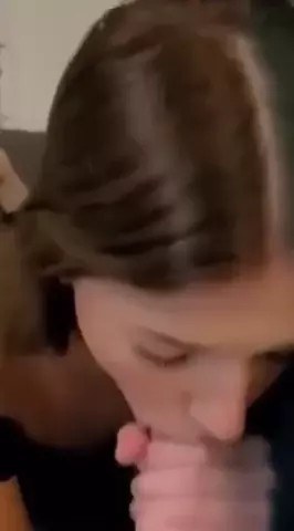 Prima egirl safadinha se divertindo de boca na piroquinha com muito amor
