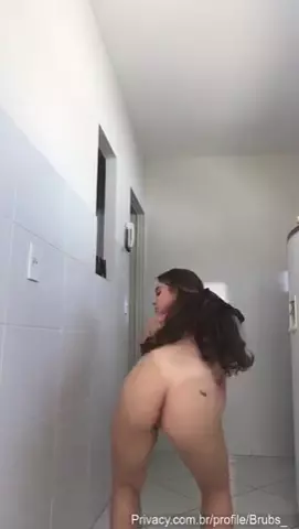 Baixinha nua se mexendo e rebolando de um jeito irresistível