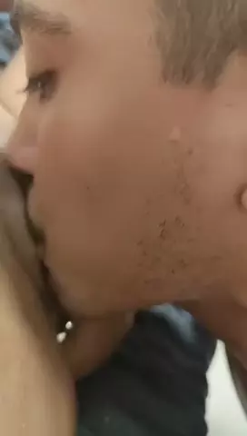 Novinha safada dando uma reboladinha na live enquanto se divertindo sozinha