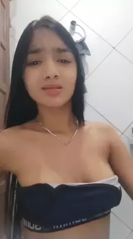 Menina gostosinha se exibindo pelada no banheiro