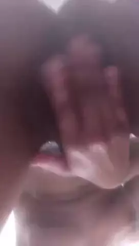 Garotinha no banho se divertindo sozinha