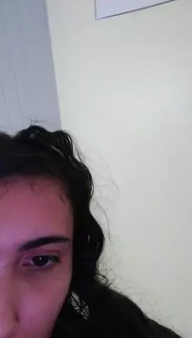 Transando ao vivo com uma novinha morena, mostrando todo o seu gingado na cama