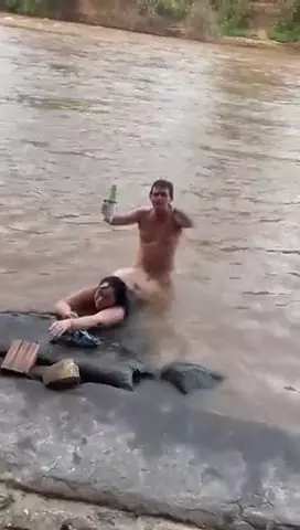 Transa na lagoa com uma gostosa gordinha cheia de curvas, aproveitando ao máximo
