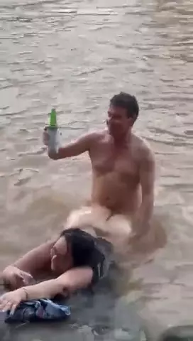 Transa na lagoa com uma gostosa gordinha cheia de curvas, aproveitando ao máximo