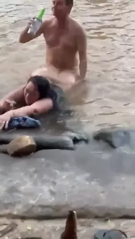 Transa na lagoa com uma gostosa gordinha cheia de curvas, aproveitando ao máximo