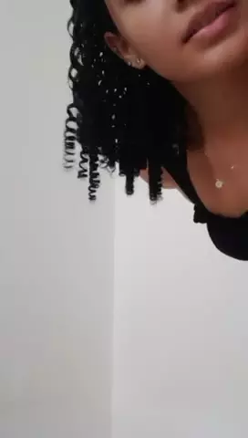 Menininha despida dançando em um vídeo pornô no erome