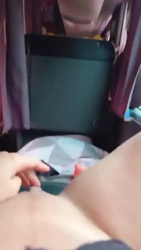 Stefany Rosa, conhecida como SexxxyMommy, se masturbou no ônibus
