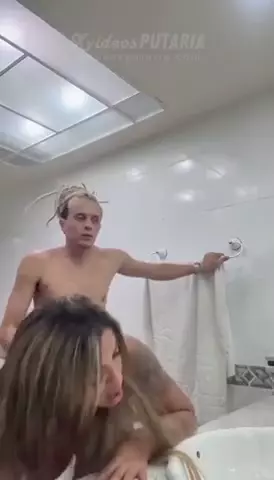 Stephanie Silveira transando com um cara jovem de cabelo estilo dreadlocks no banheiro