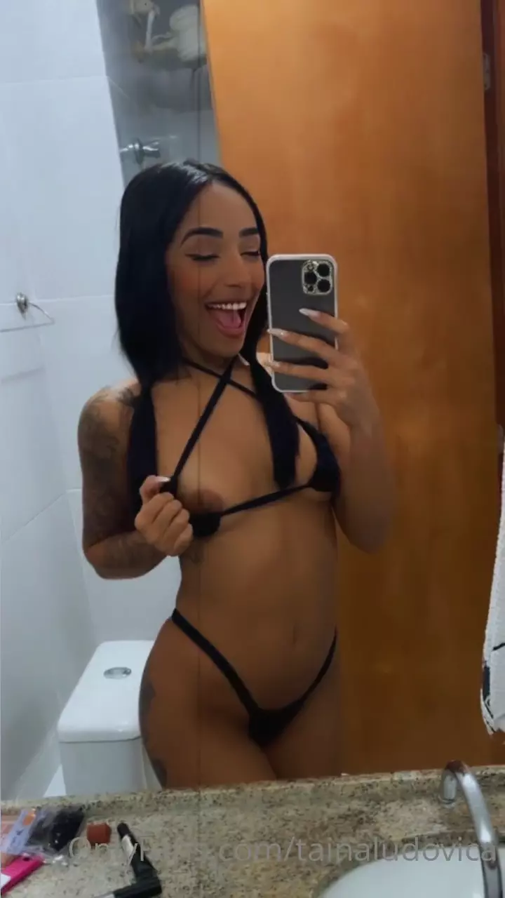 Tainá Ludovica aparece sem roupa mostrando seus peitão naturais e pequenos