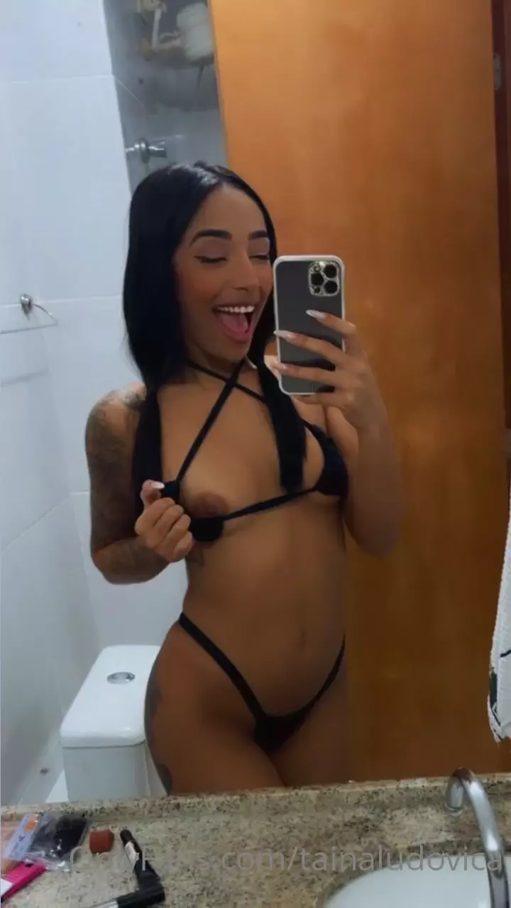 Tainá Ludovica aparece sem roupa mostrando seus peitão naturais e pequenos