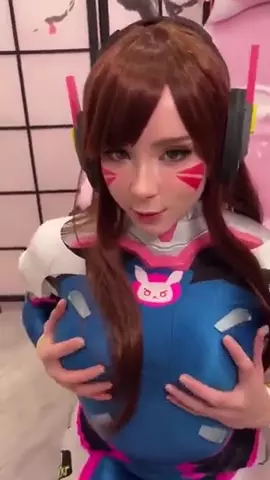 Cosplayer Sweetiefox interpretando Dva fudendo gostoso oral em parceiro bem dotado