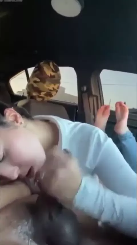 Menininha se divertindo sozinha e fazendo uns serviços no carro